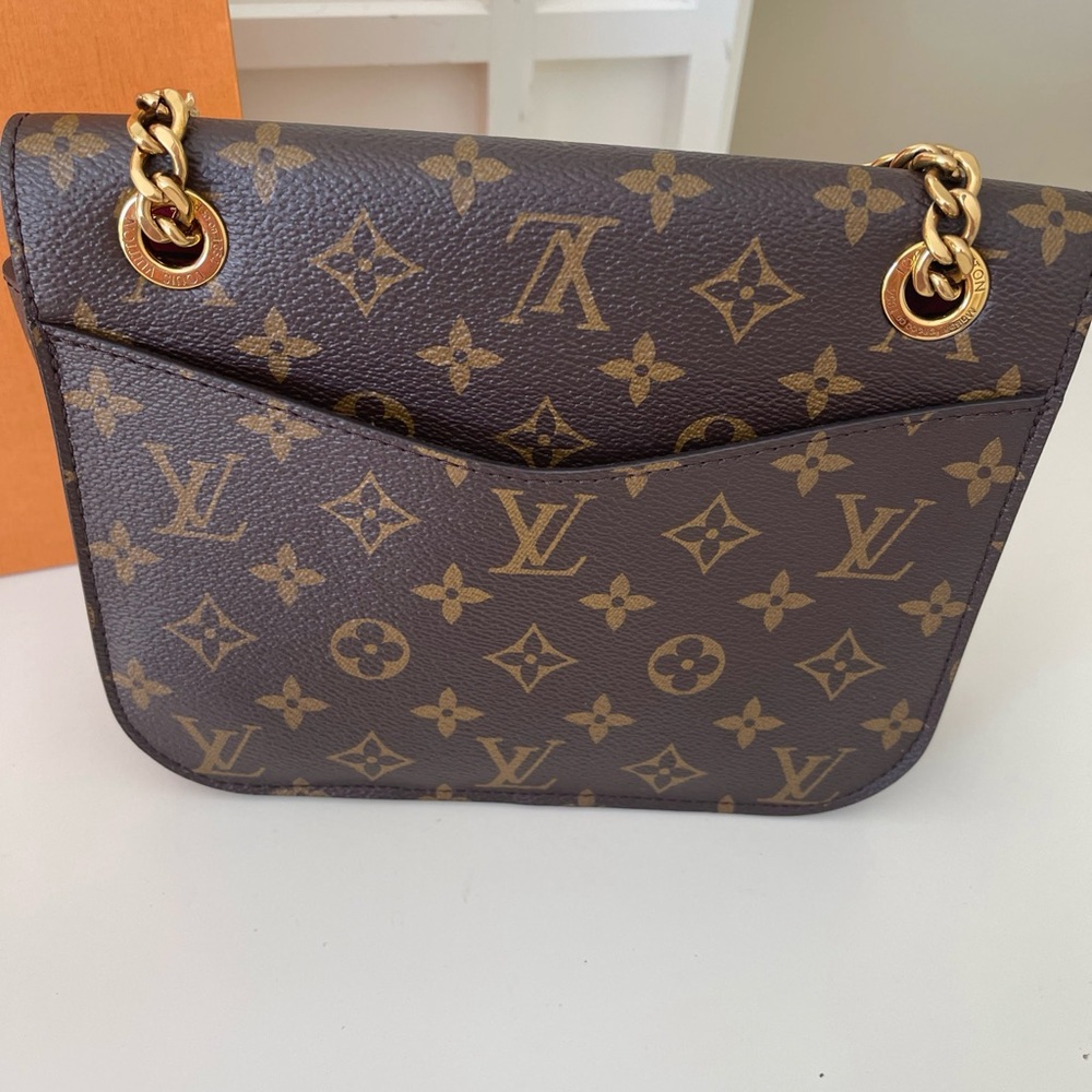 Louis Vuitton - Picture 3 of 3